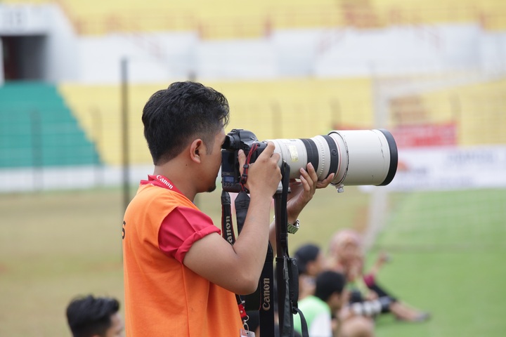 How to become a professional football photographer in 2026